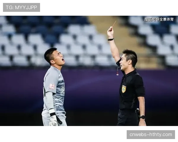 现场花絮：暴雨中主帅与第四官员就补时时间激烈交流